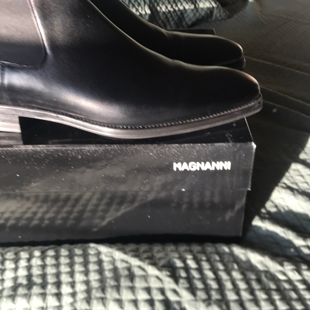 Elegant Black Men's Chelsea BootsBlack Magnanni Chelsea Boot - Picture 2 of 12